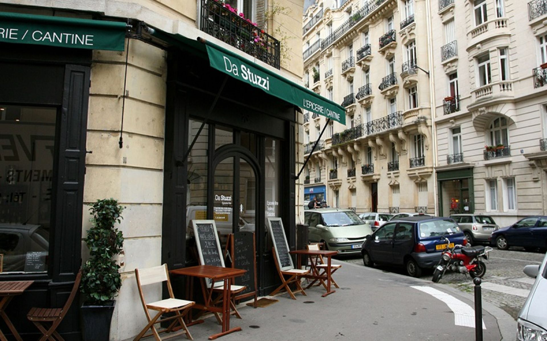 کافه Café Debussy در پاریس از لوکیشن‌های فیلم اینسپشن 