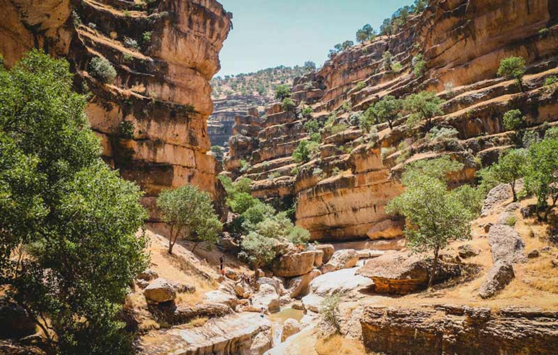 مسیر پیاده روی در تنگه شرز کوهدشت لرستان زیر آفتاب