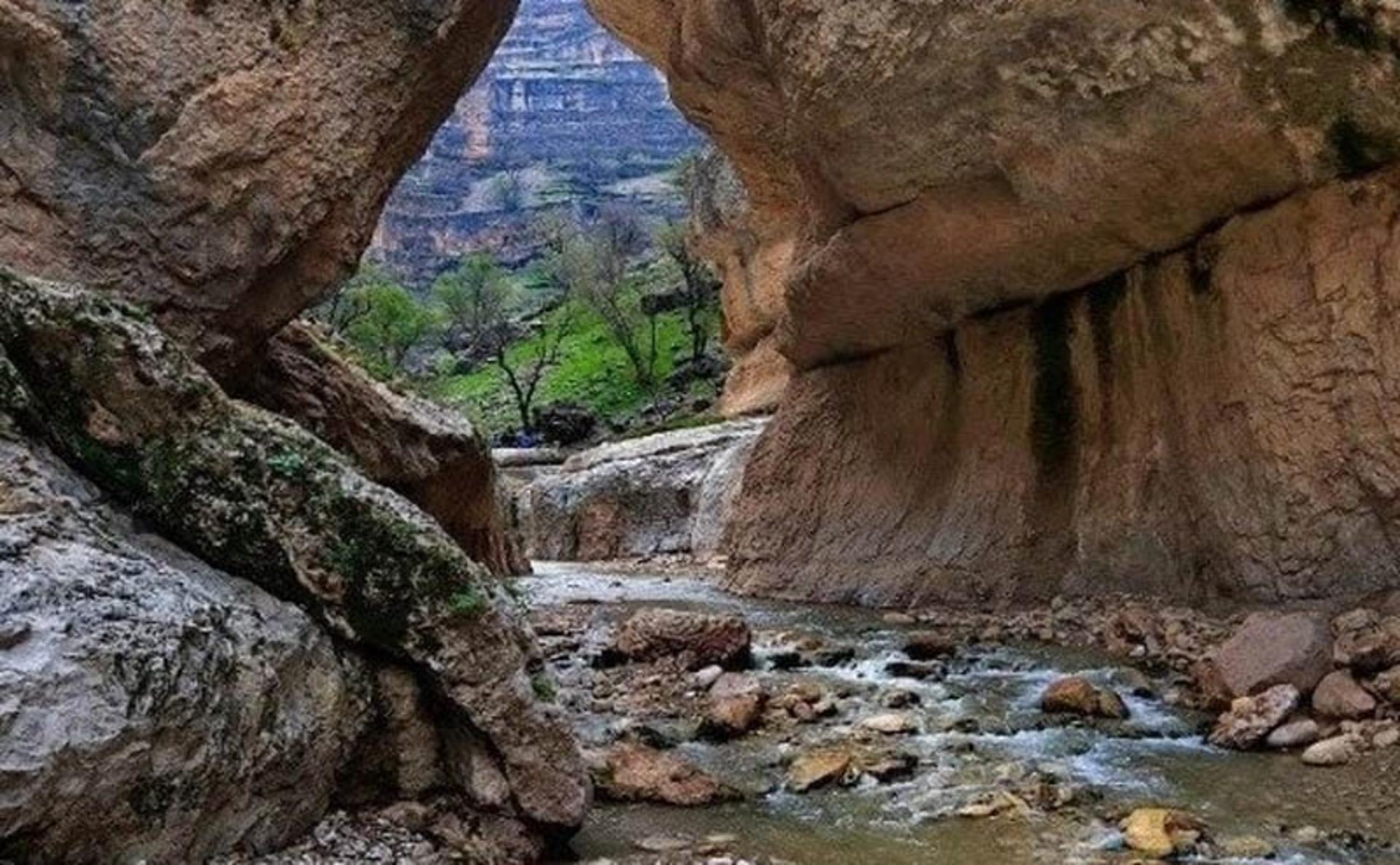 مسیر رودخانه در تنگه شیرز زیر صخره های لایه ای