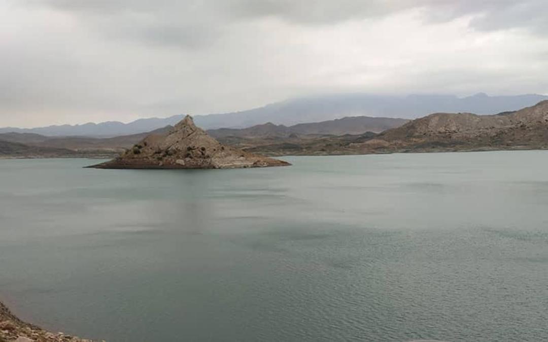 دریاچه ای پرآب در احاطه کوه ها