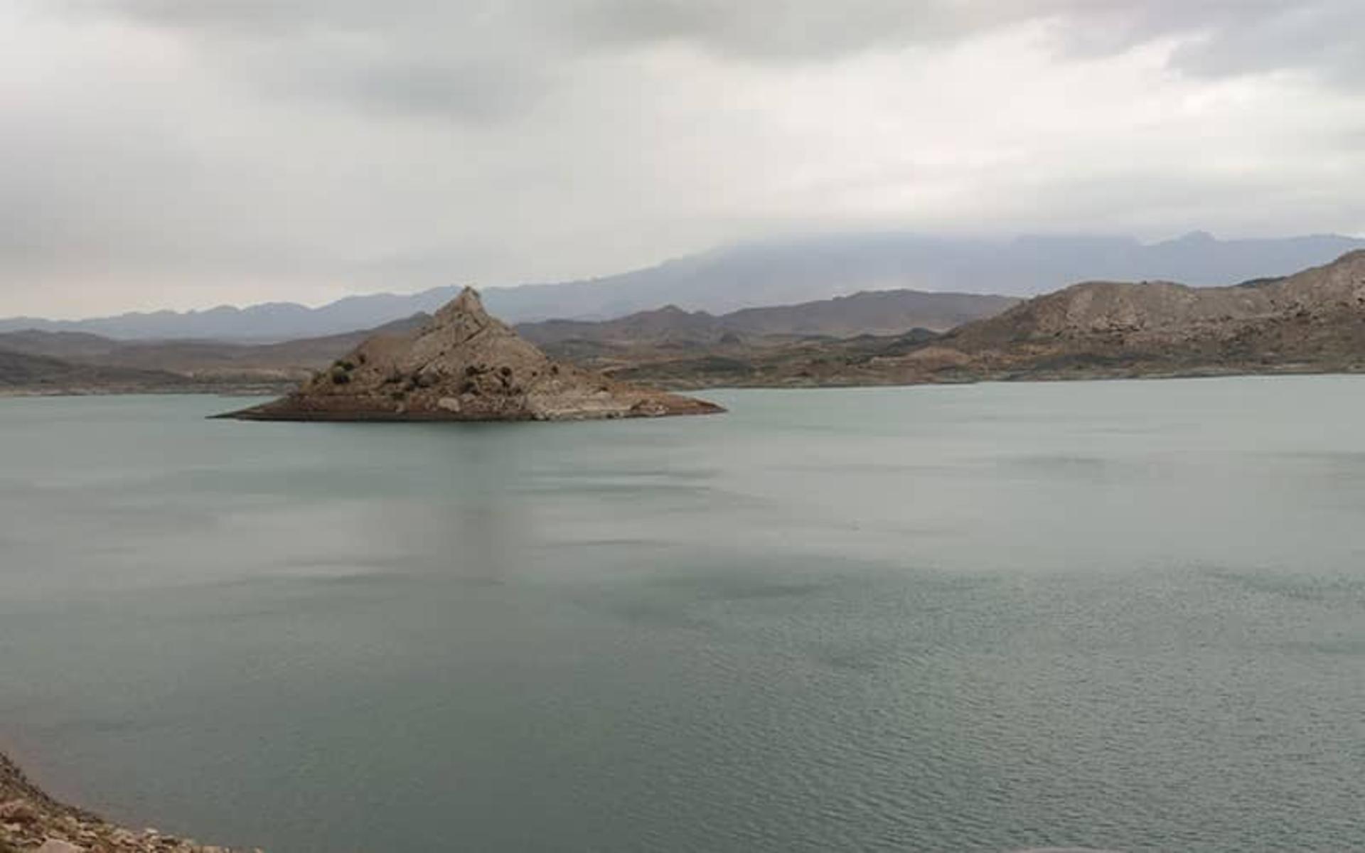 دریاچه ای پرآب در احاطه کوه ها