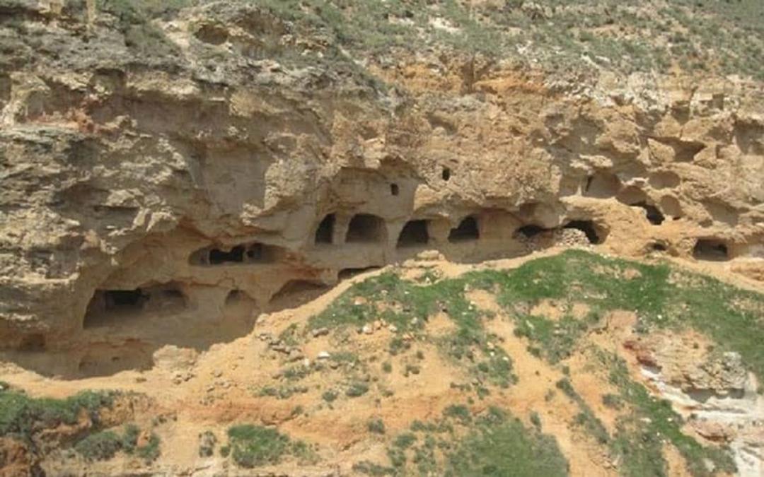 چندین غار در کنار هم در دل کوه