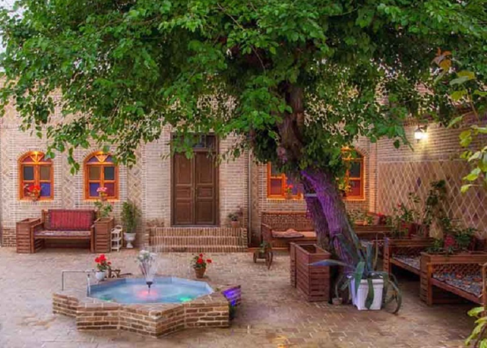 اقامتگاه بومگردی عمارت خورشید
