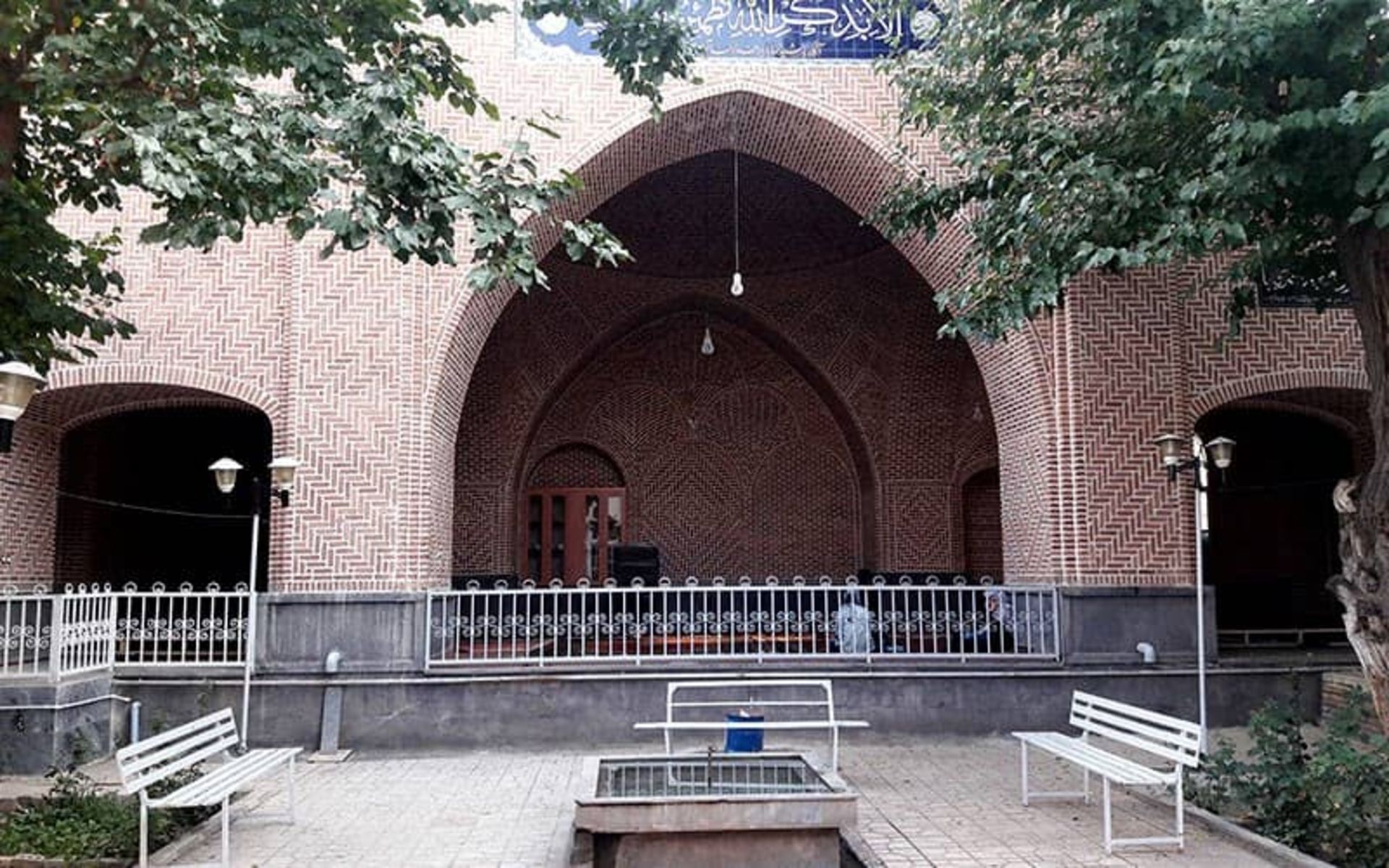 حیاط مسجدی قدیمی با تخت و 