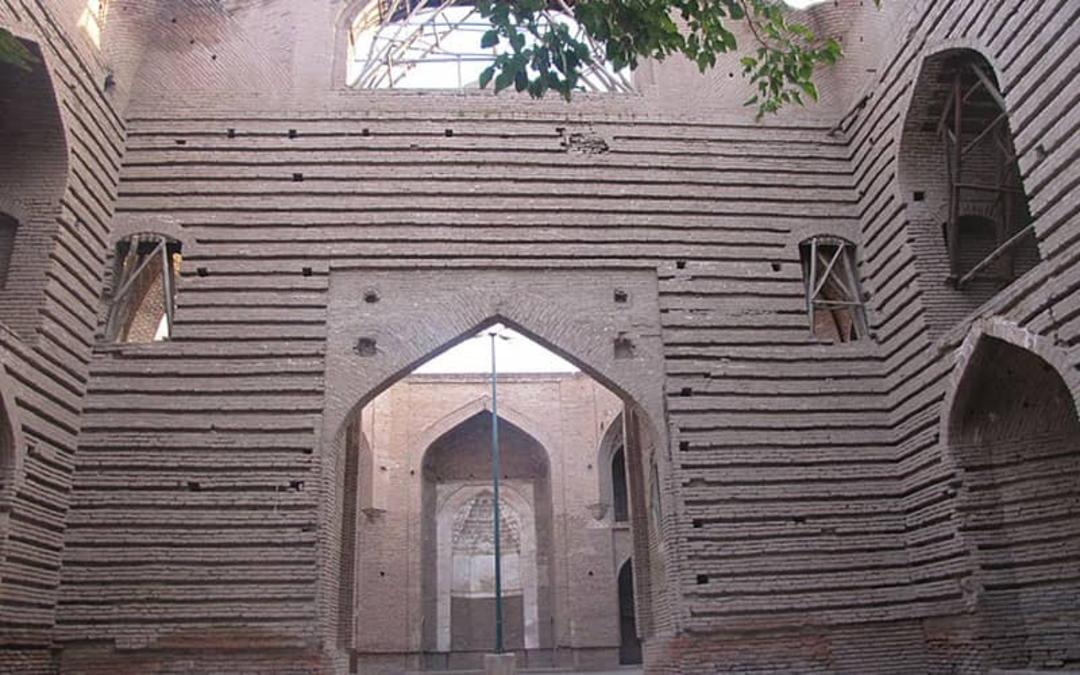 سازه ای آجری و تاریخی با چند