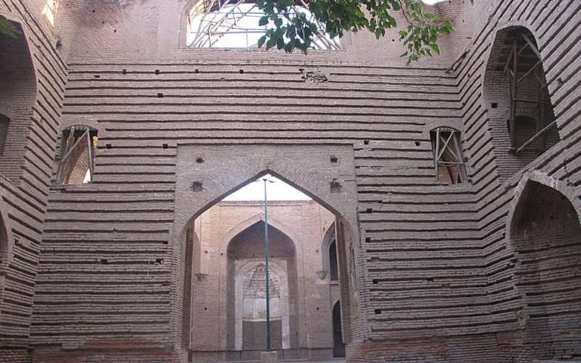 سازه ای آجری و تاریخی با چند