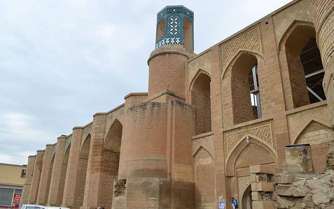 نمای سازه ای تاریخی با چندین طاق و مناره