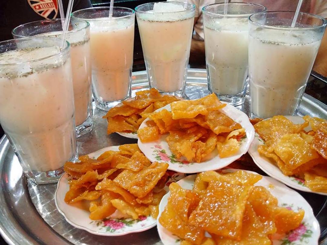 گوشفیل و دوغ کافه حاج میرزا 