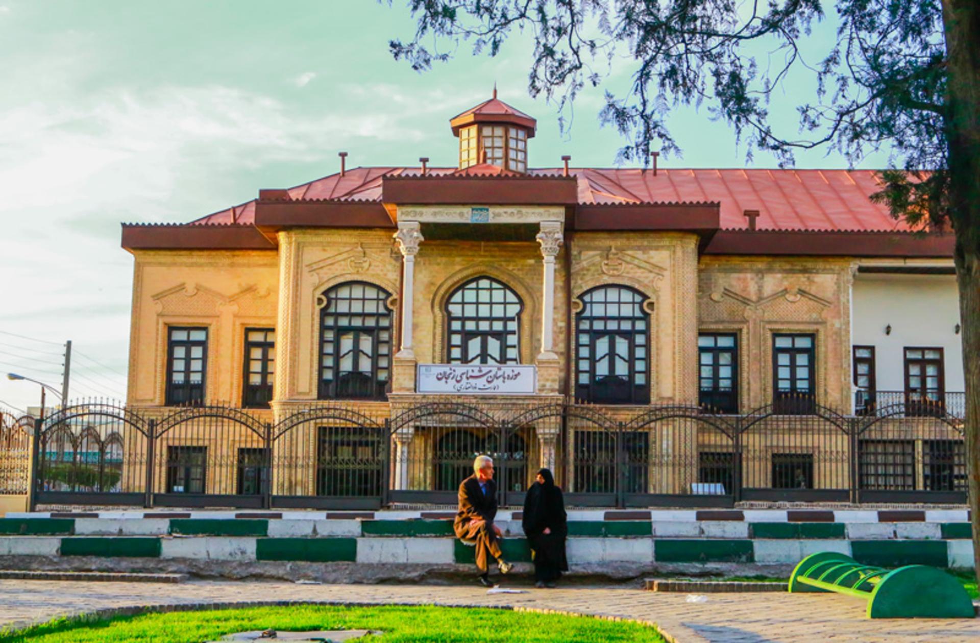 سالمندان در مقابل خانه ذولفقاری
