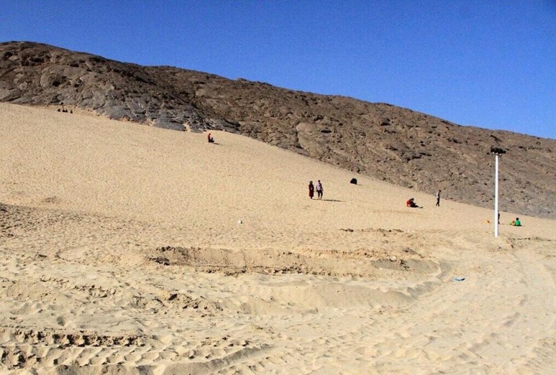 گردشگران در کوه ریگ مهریز، منبع: مهریز نما