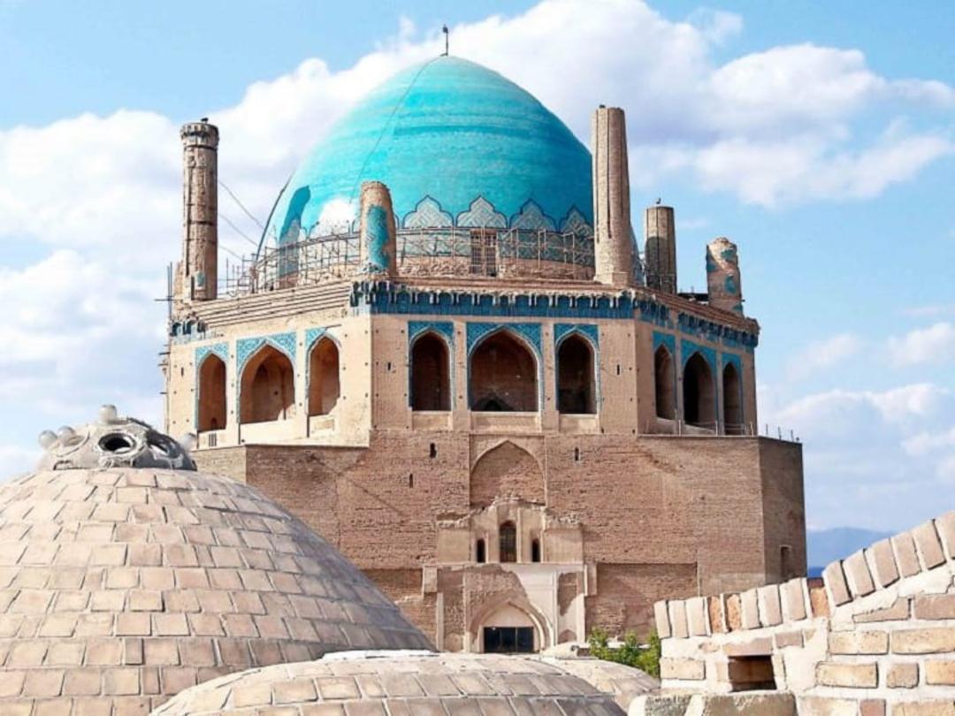 نمایی از گنبد سلطانیه با کاشی های فیروزه ای