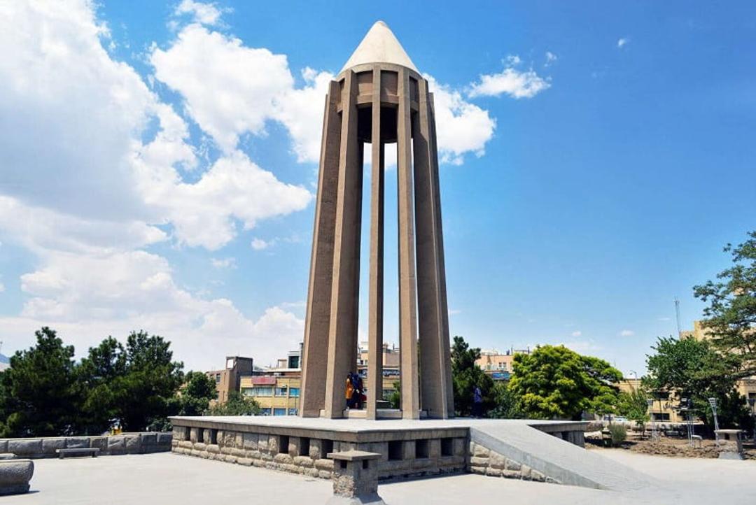 آرامگاه ابوعلی سینا در وسط میدان بوعلی همدان