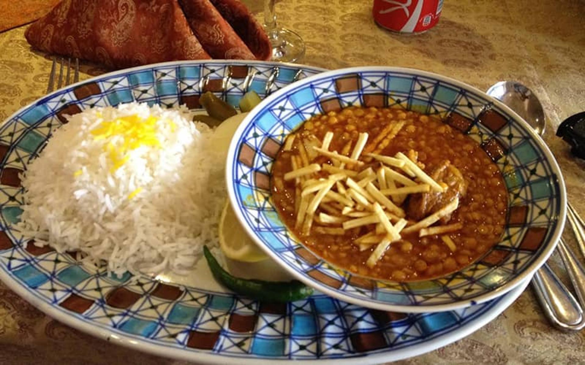 خورشت قیمه با برنج در ظرف سنتی