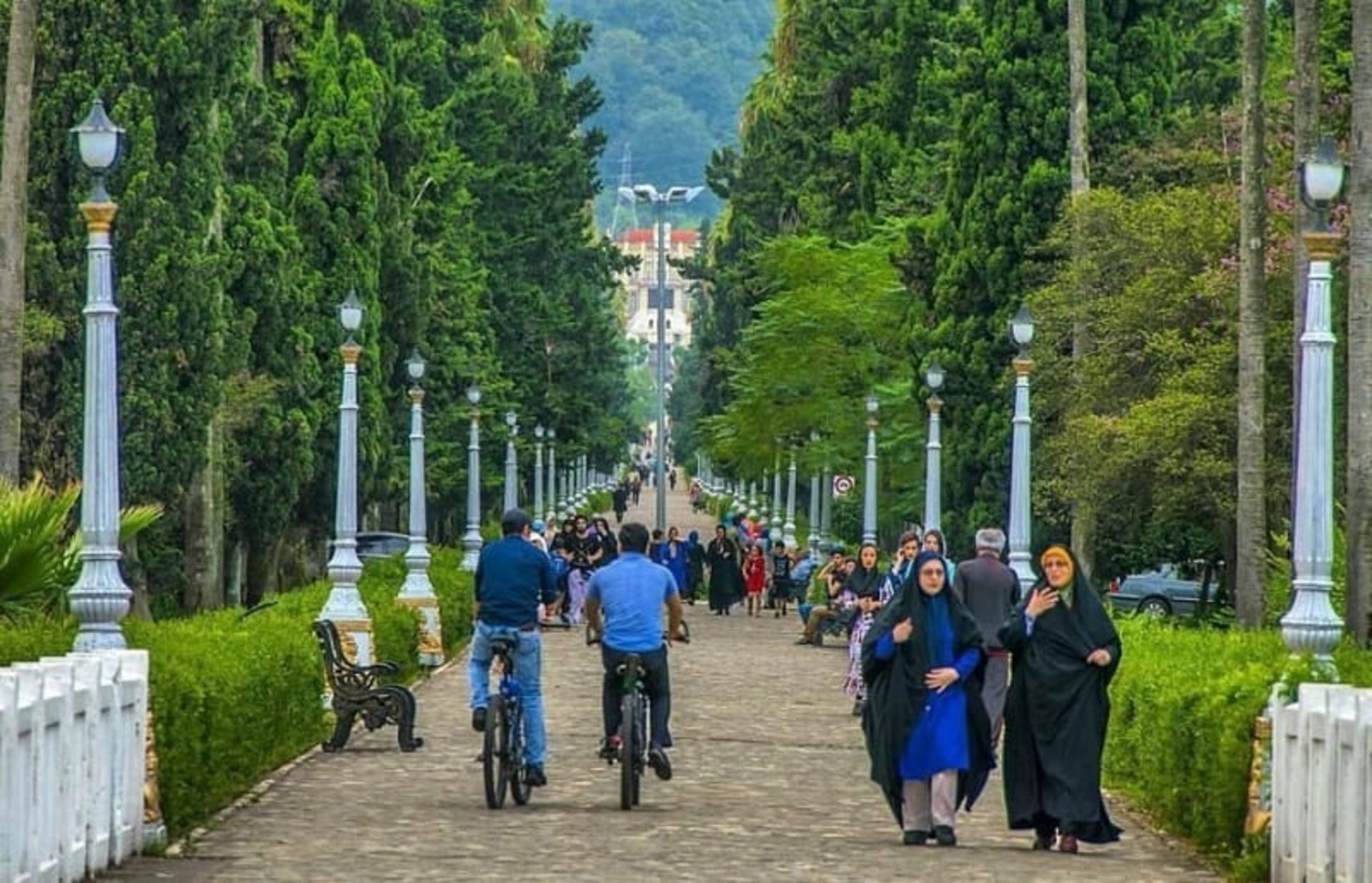 پیاده روی در بلوار معلم رامسر