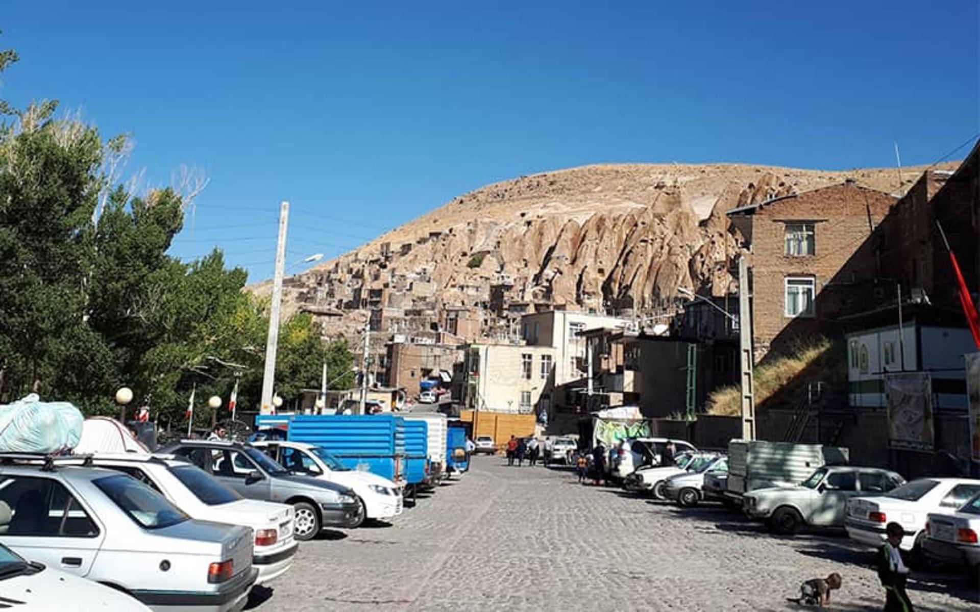 پارک تعداد زیادی خودرو در کندوان