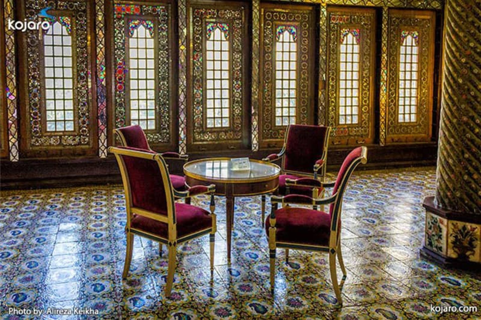 میز و صندلی های قرمز در عمارت بادگیر
