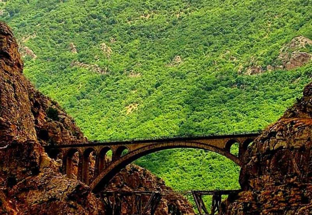 پل ورسک در جوار کوهستان های سرسبز سوادکوه از نمای دور