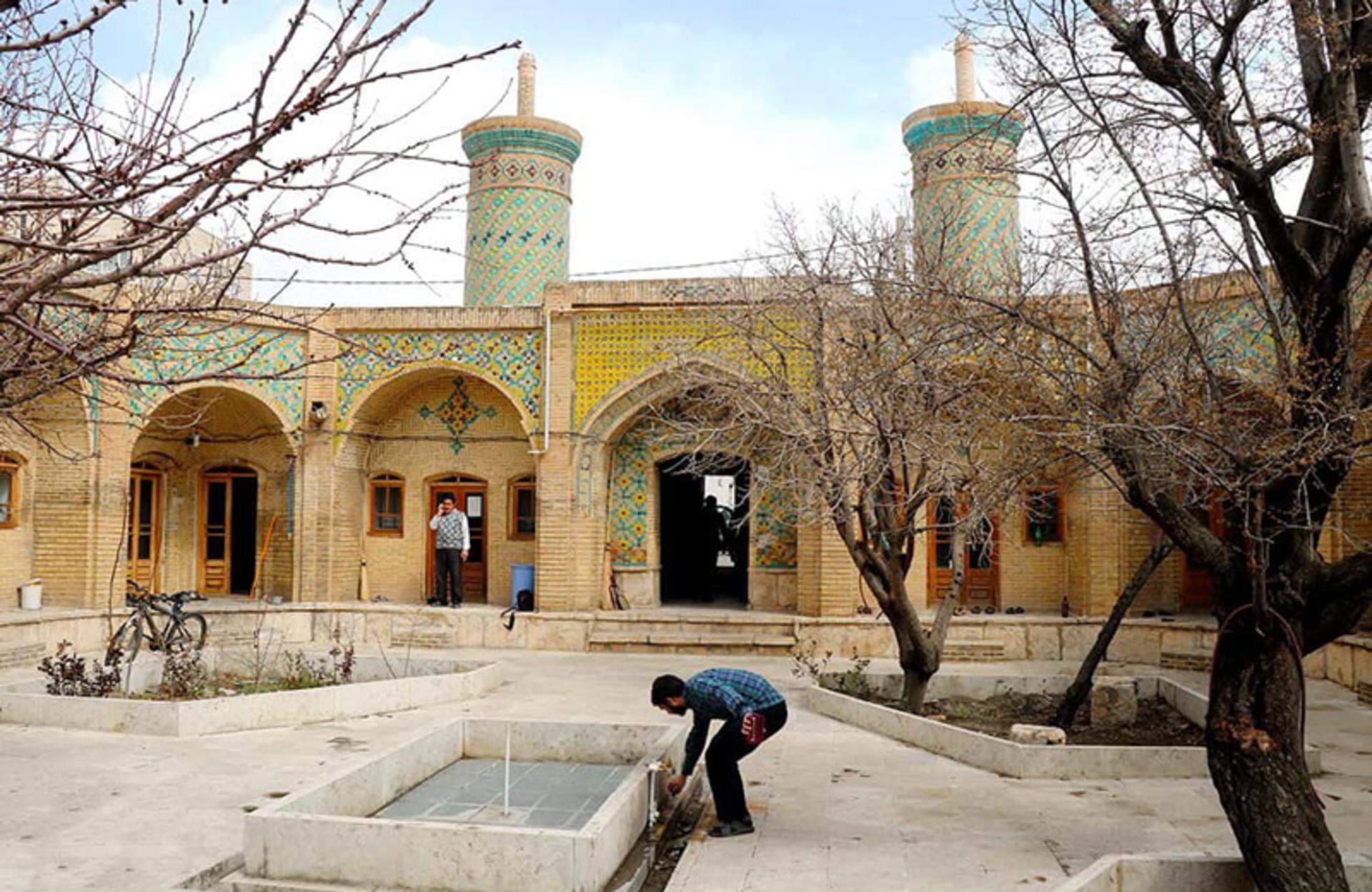 حیاط مسجد خانم زنجان
