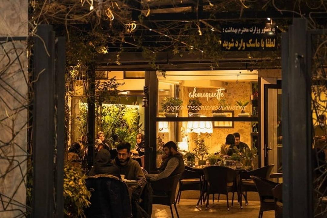 فضای کافه شوکت مشهد و نورپردازی شبانه