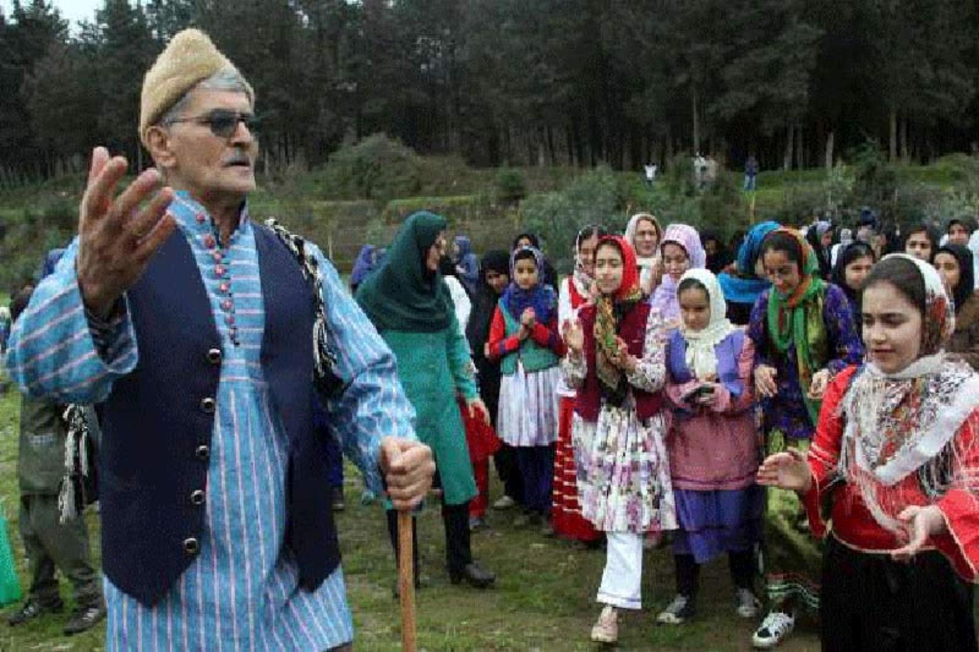 آیین نوروزخوانی در میان نوجوانان روستا  