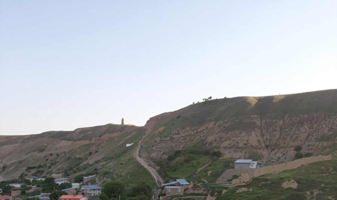 میل خویین بر فراز روستا