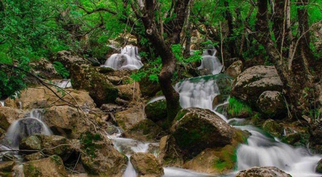 حرکت آب خروشان آبشار نای انگیز