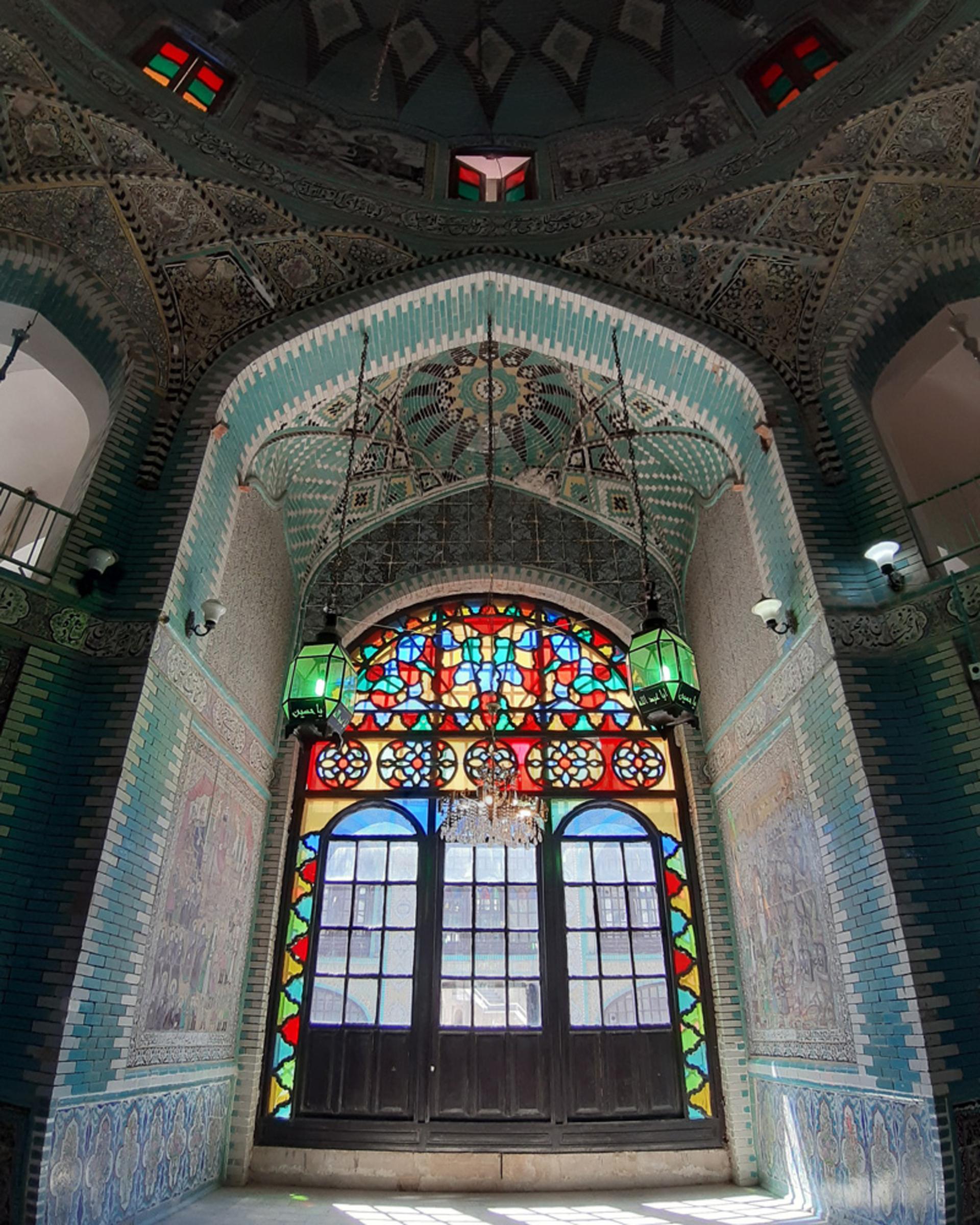 معماری داخلی تکیه معاون الملک