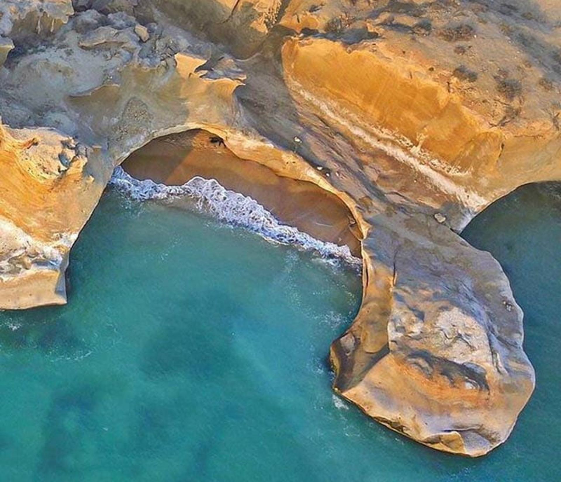 موج های دریا در ساحل صخره ای بنود عسلویه