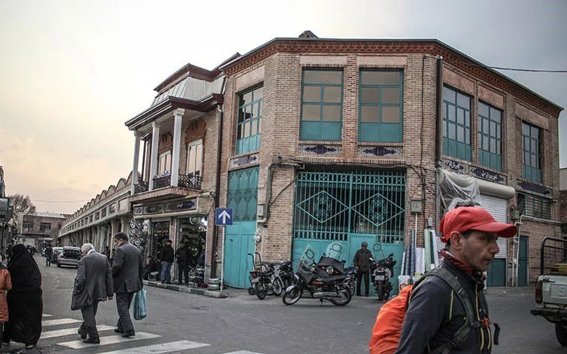 تردد خودروها در سه راه امین حضور