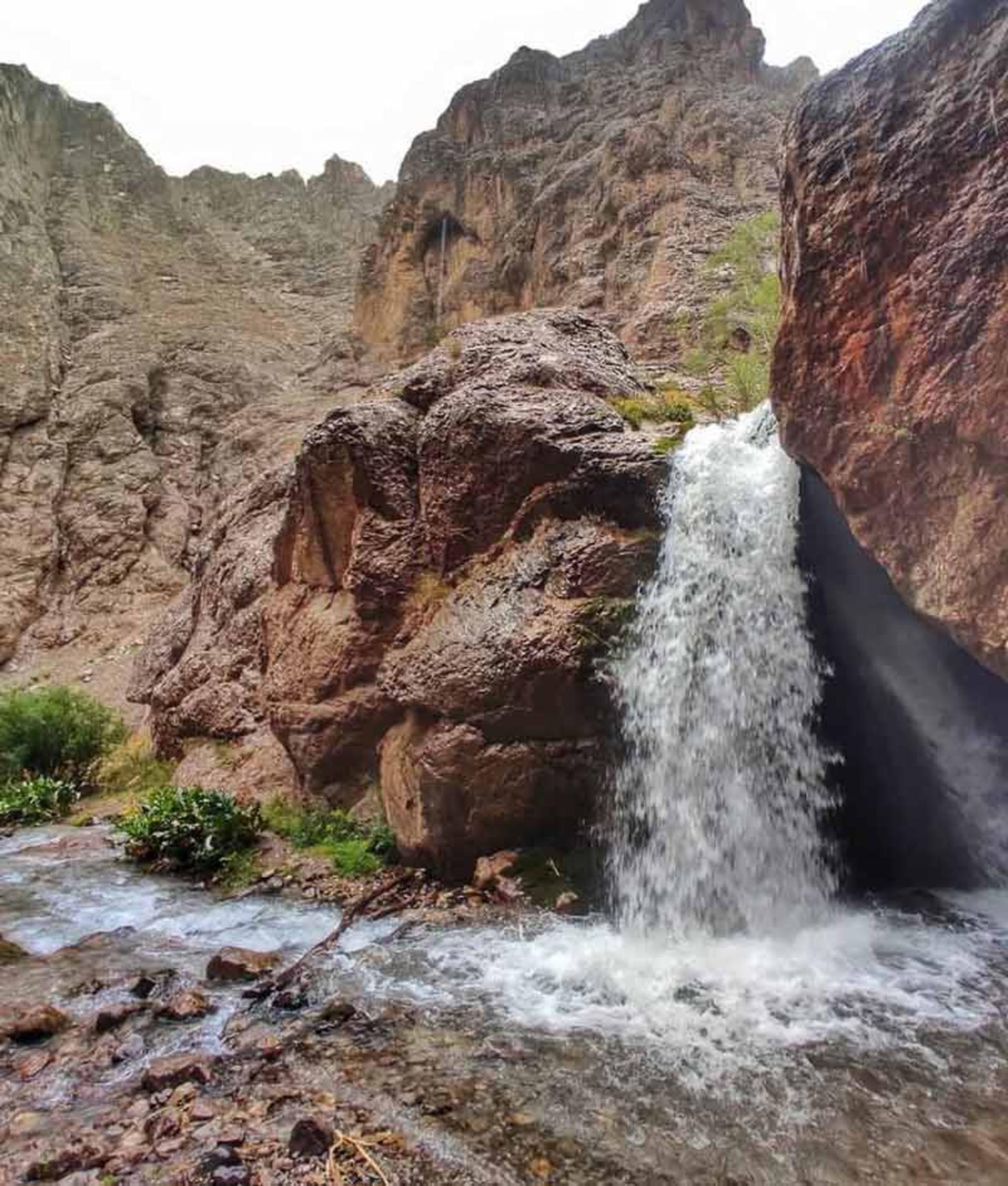 آبشار آبنیک در مسیر رودخانه میان صخره های کوتاه