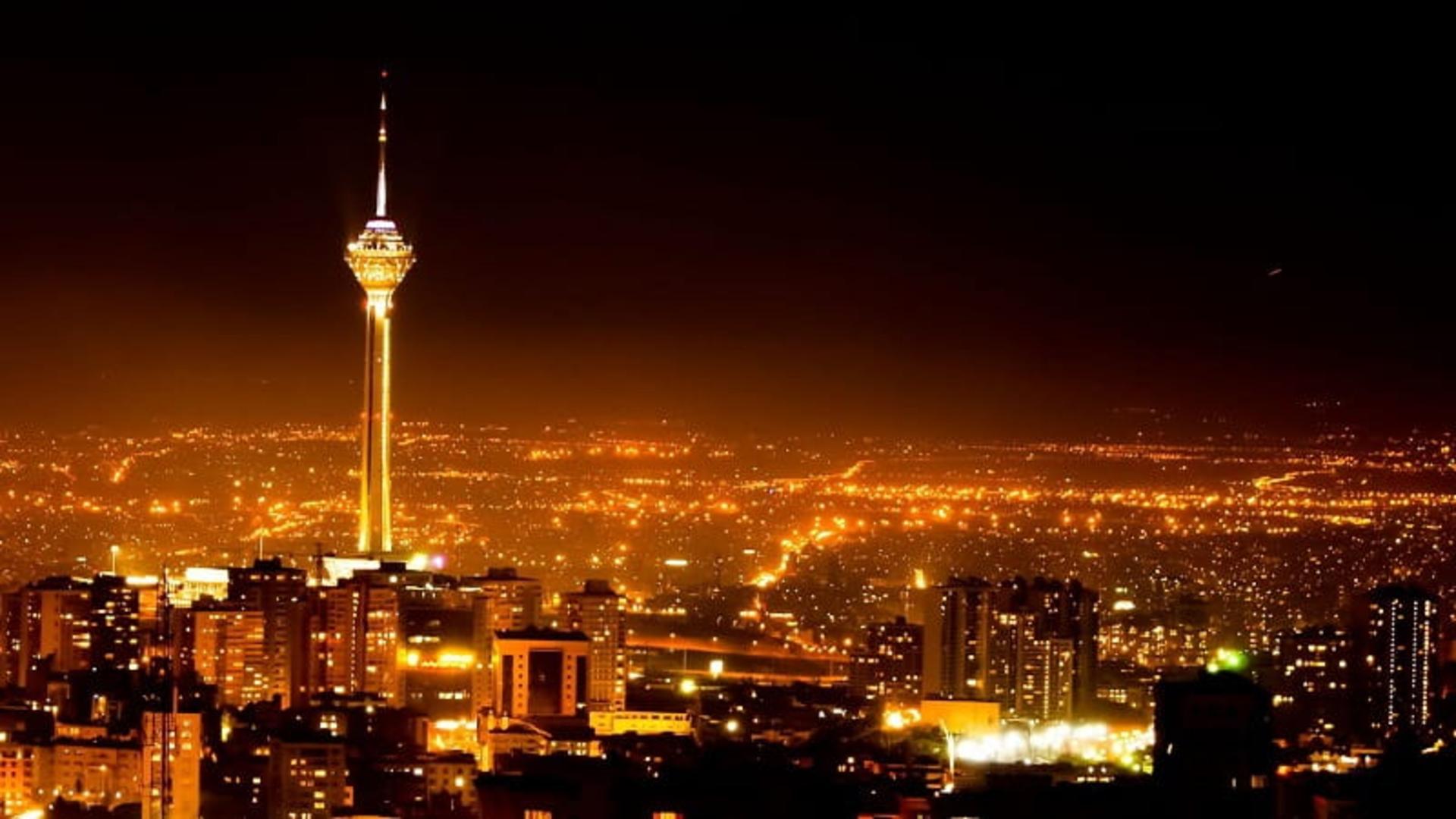 برج میلاد در شب