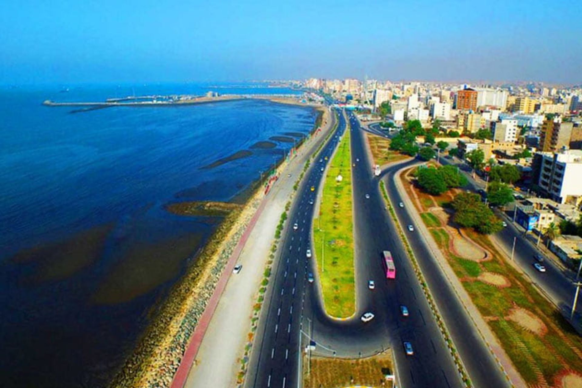 بلوار ساحلی بندرعباس در جوار خلیج فارس از نمای بالا