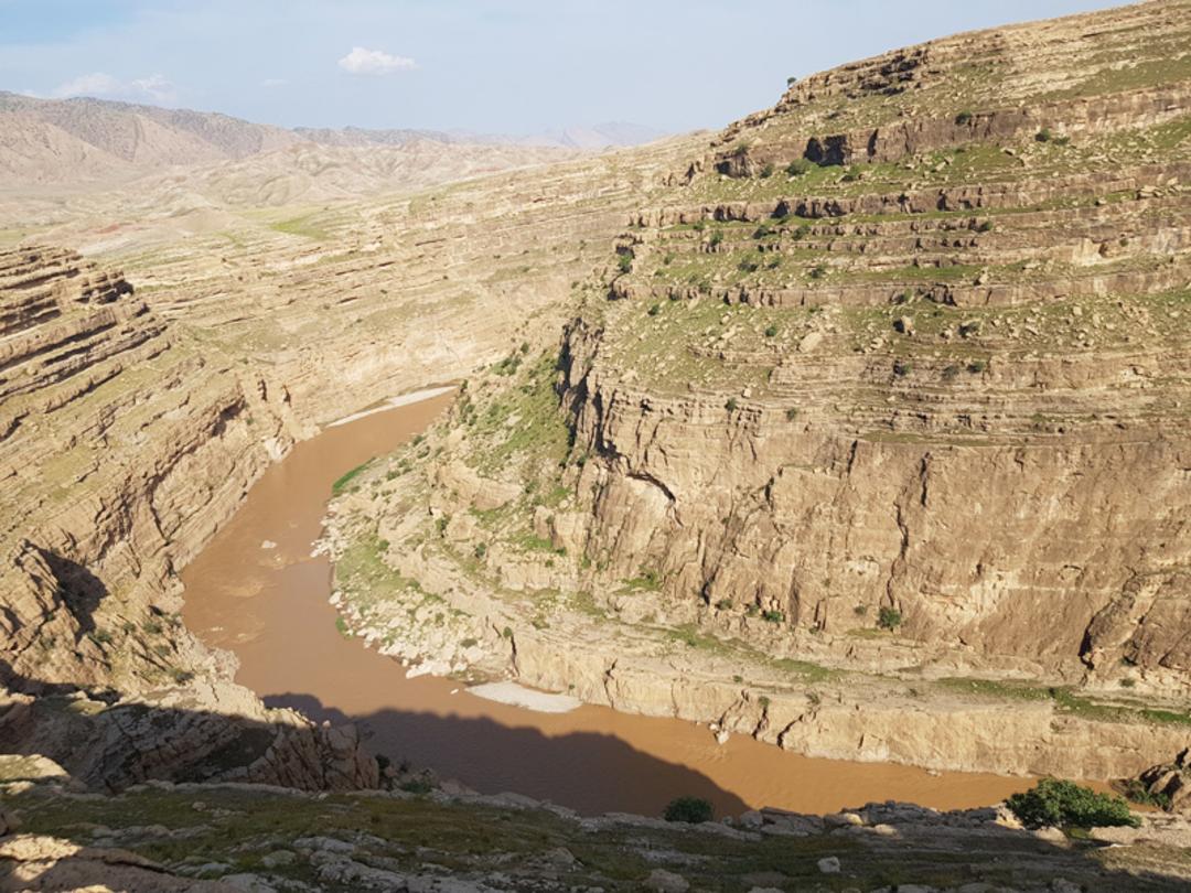 رود جاری در دره خزینه