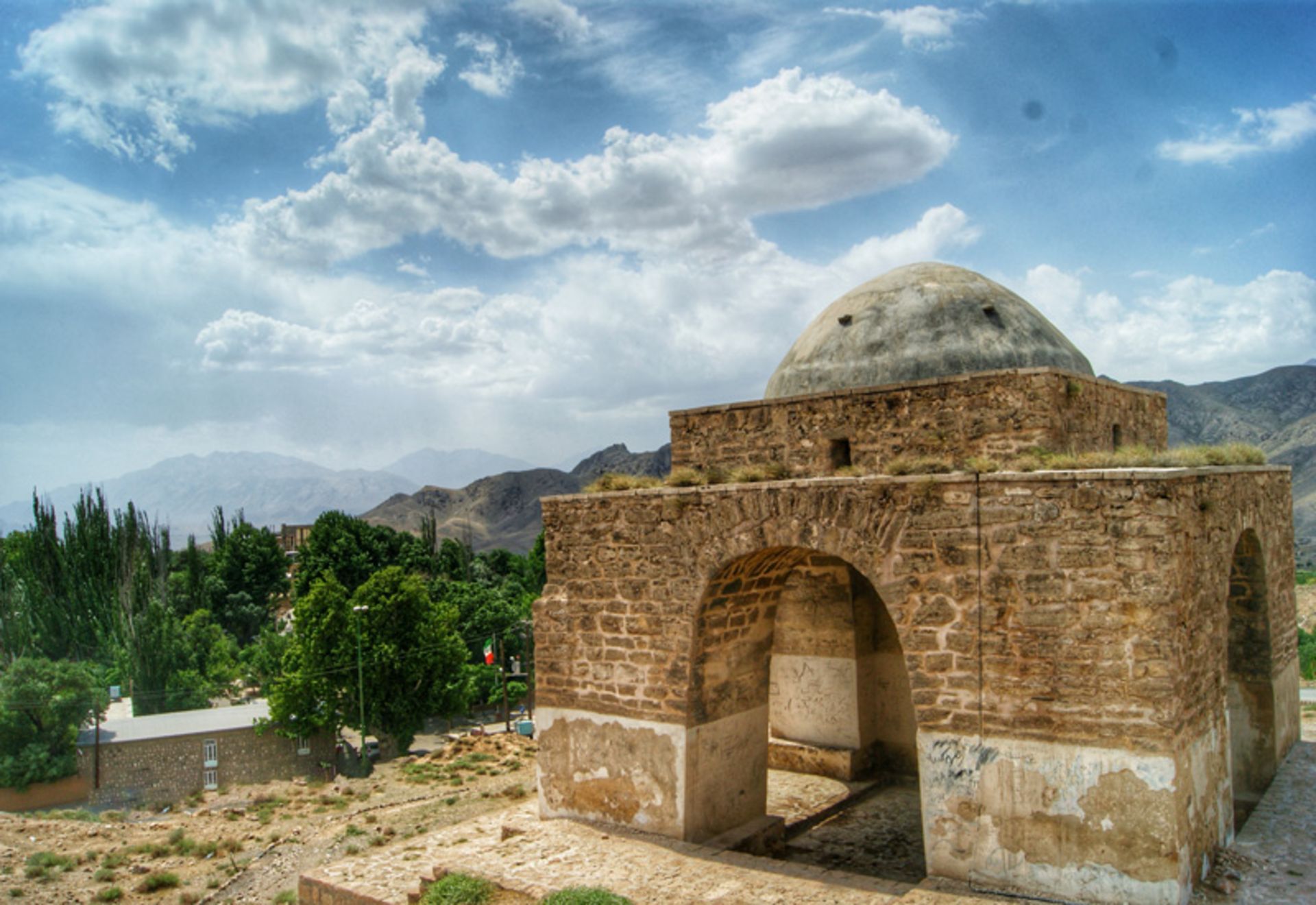 چهارطاقی نیاسر و درختان سرسبز