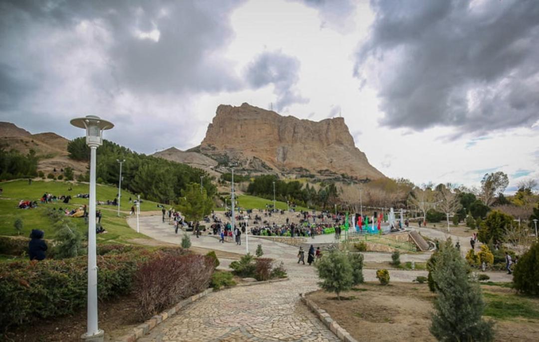 جمعیت گردشگران در حال ورزش در بوستان کوه صفه اصفهان