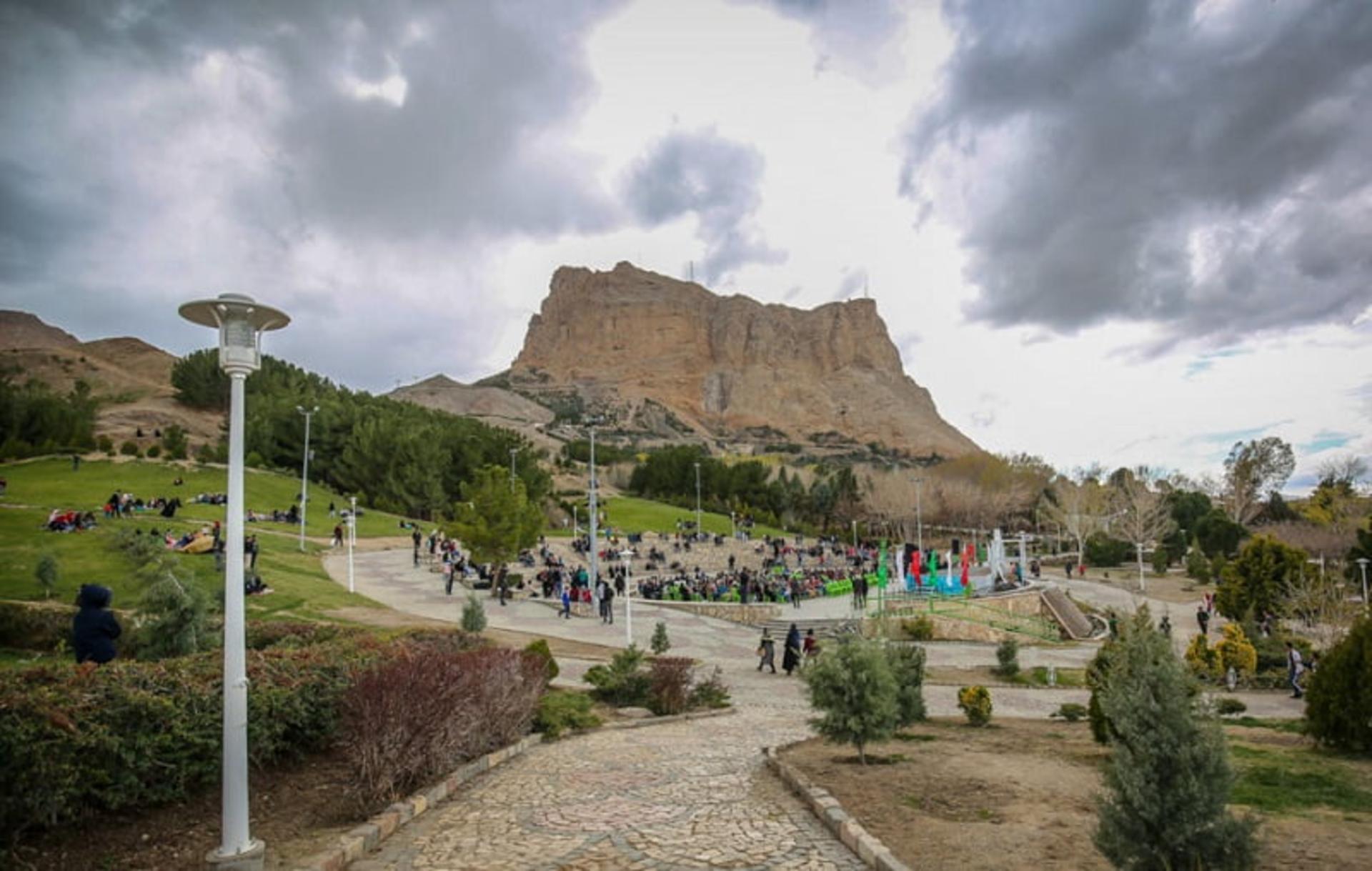 جمعیت گردشگران در حال ورزش در بوستان کوه صفه اصفهان