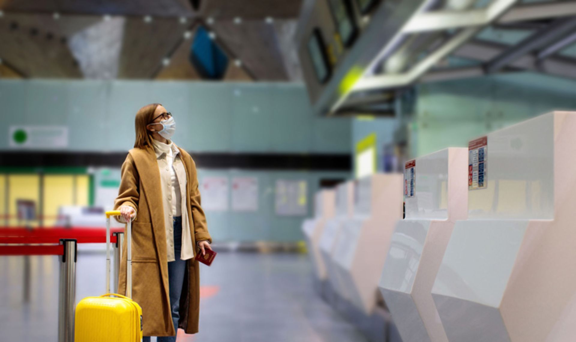 مسافری در حال اطلاع یابی از شرایط سفر