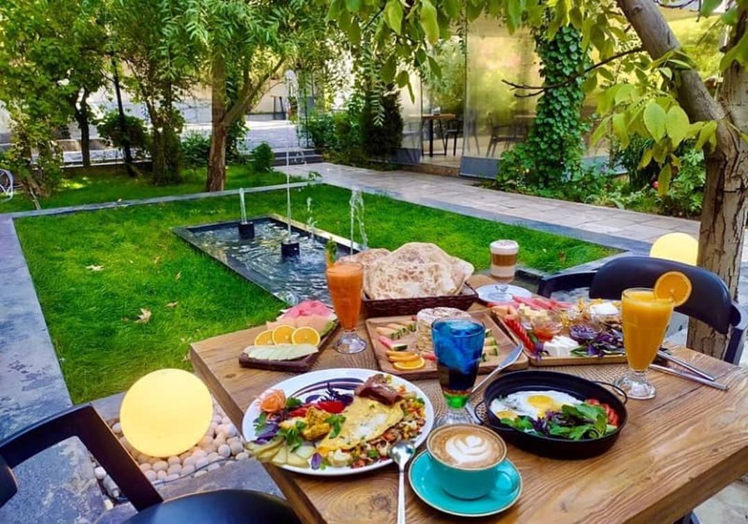 میز صبحانه کافه رستوران هالیدیز مشهد در فضای باز