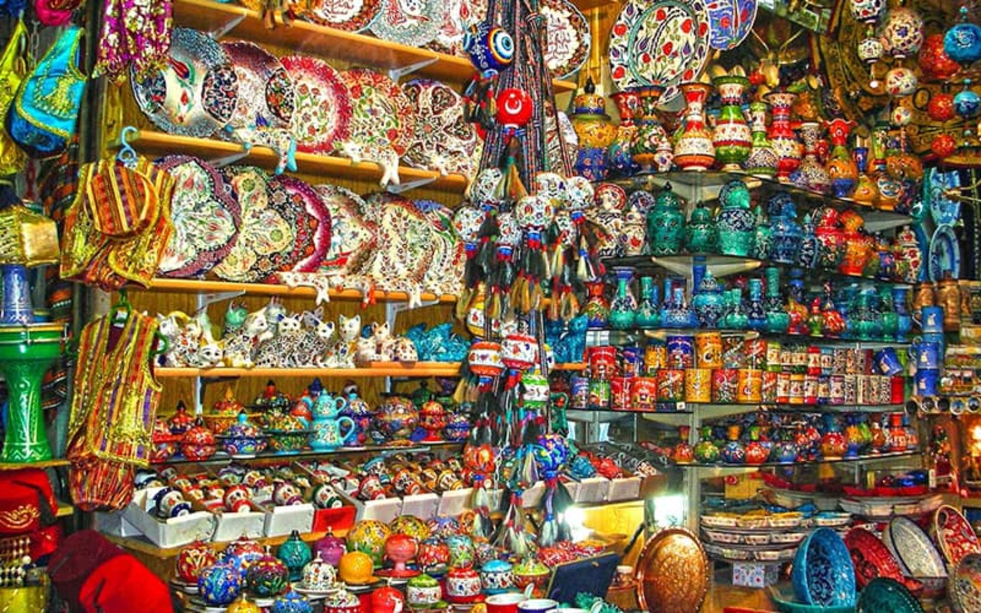 سوغاتی های رنگارنگ در مغازه