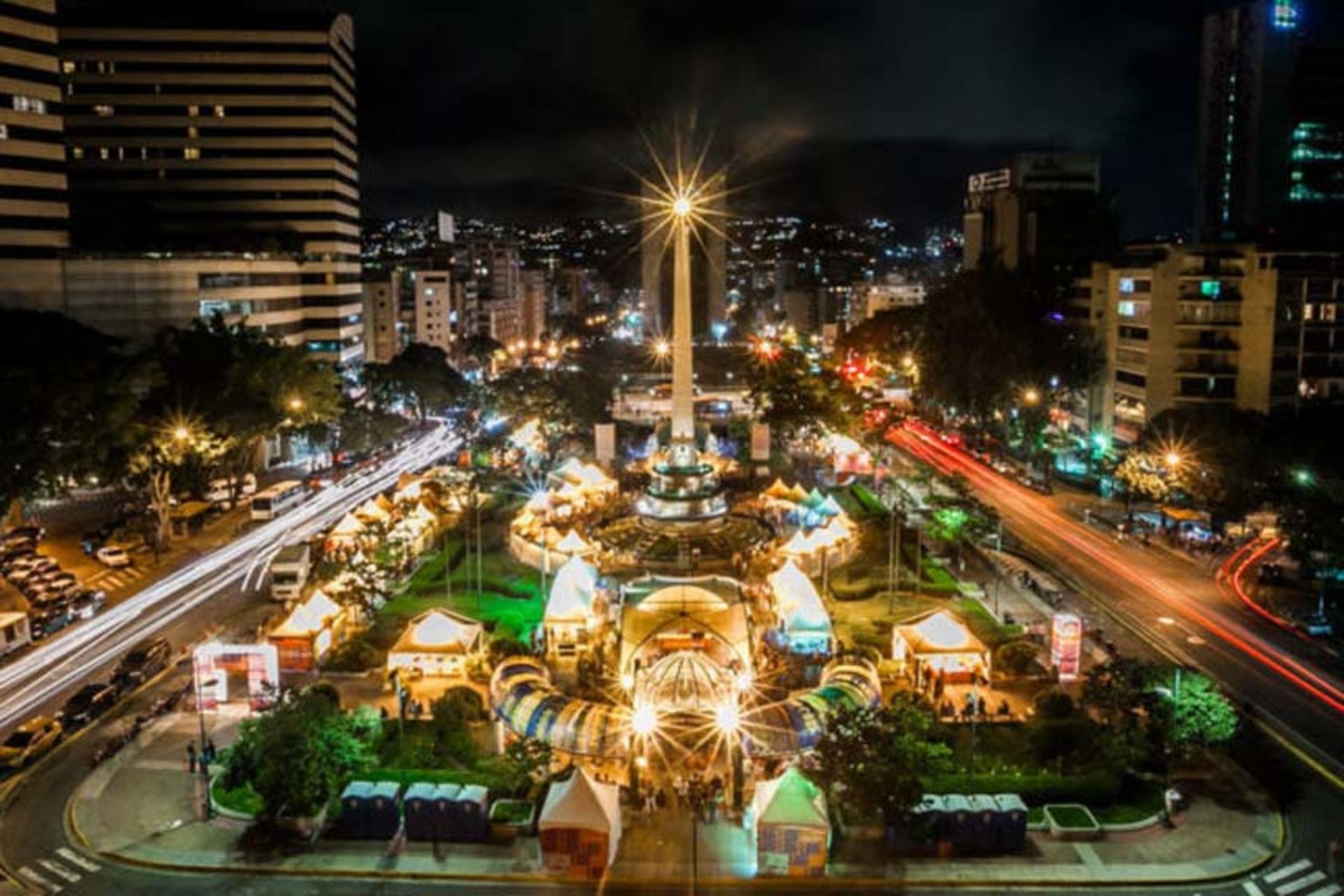 چشم‌انداز شبانه از میدان فرانسه کاراکاس