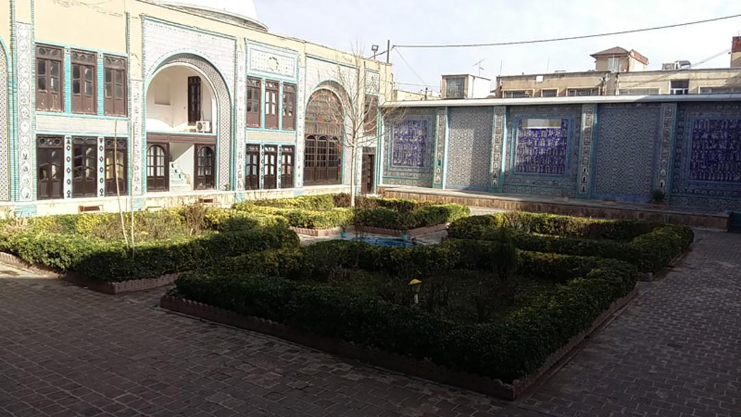 حجره‌های تکیه معاون الملک