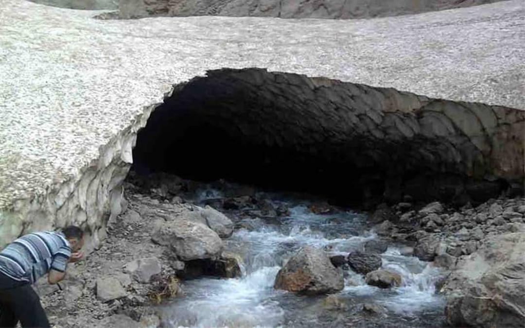 جریان رودخانه از تونل برفی 