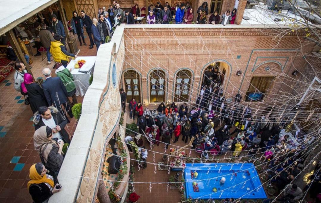 بازدید گردشگران از هتل سنتی پهلوان رزاز