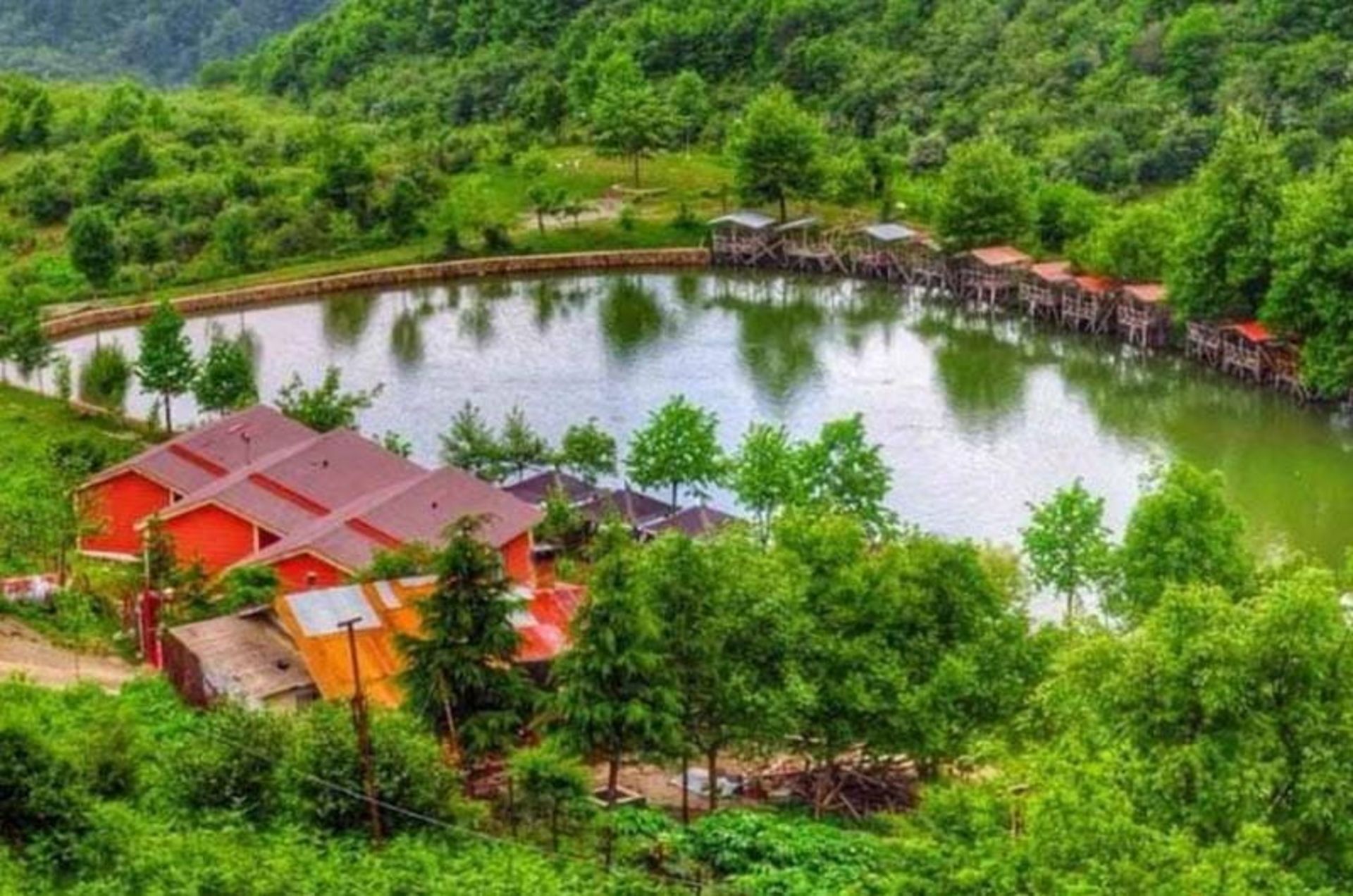 طبیعت سرسبز جواهرده با کلبه کنار دریاچه از نمای بالا