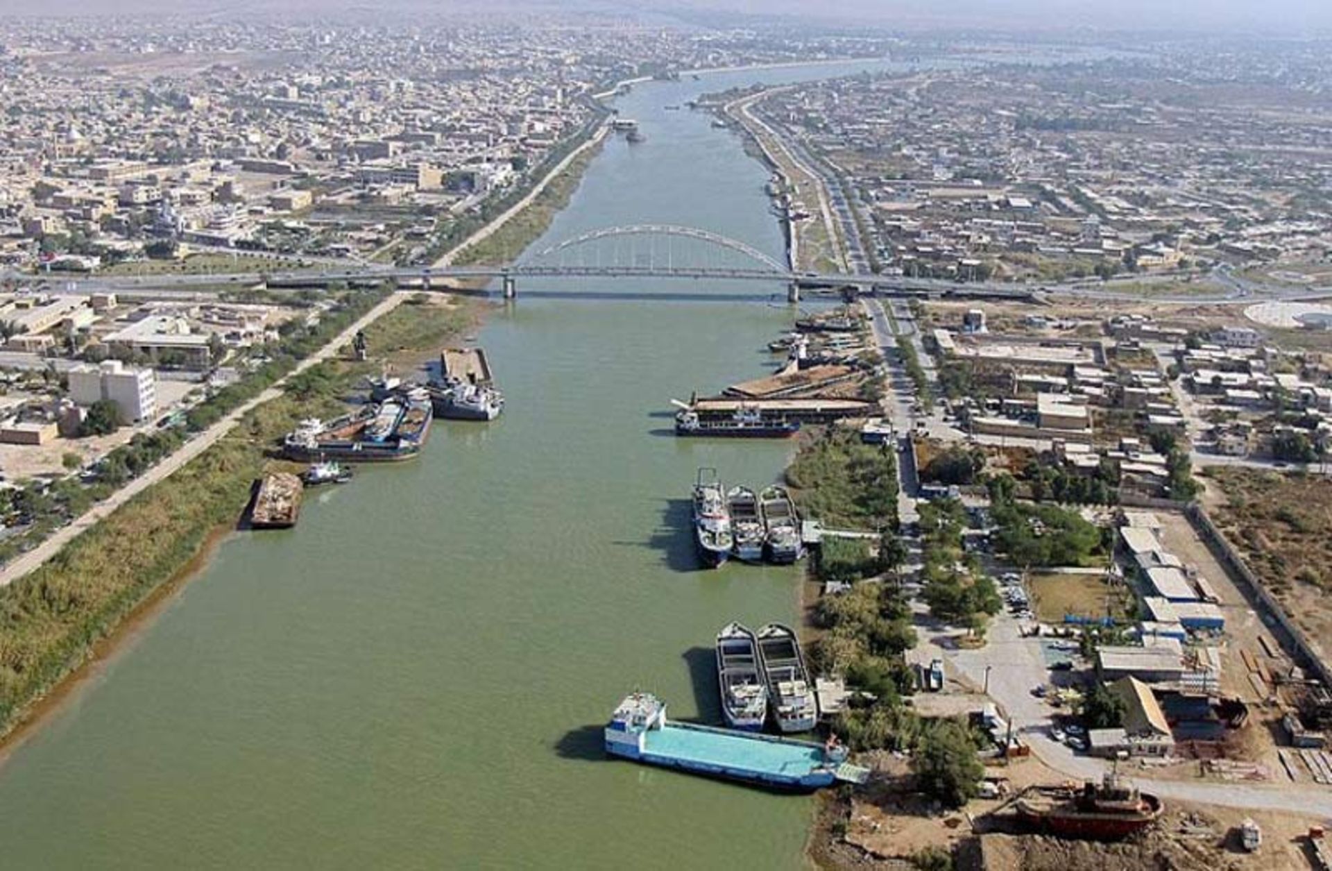 تردد کشتی ها در رودخانه کارون در آبادان از نمای بالا