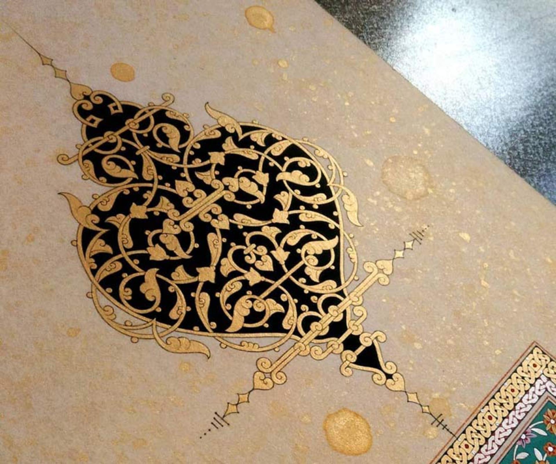 تذهیب حاشیه با رنگ مشکی و طلایی