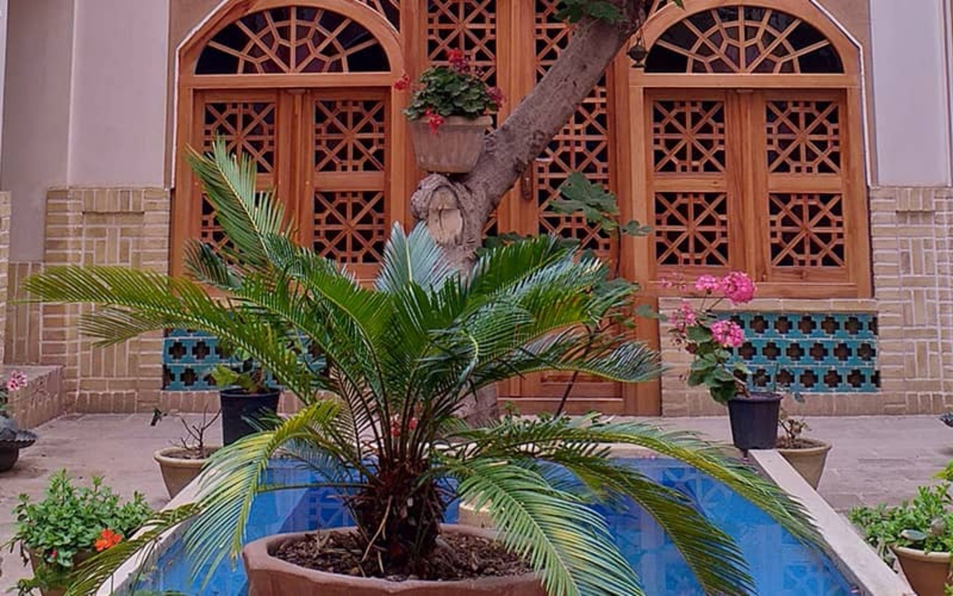 خانه تاریخی عادل (اقامتگاه سنتی نه چم)