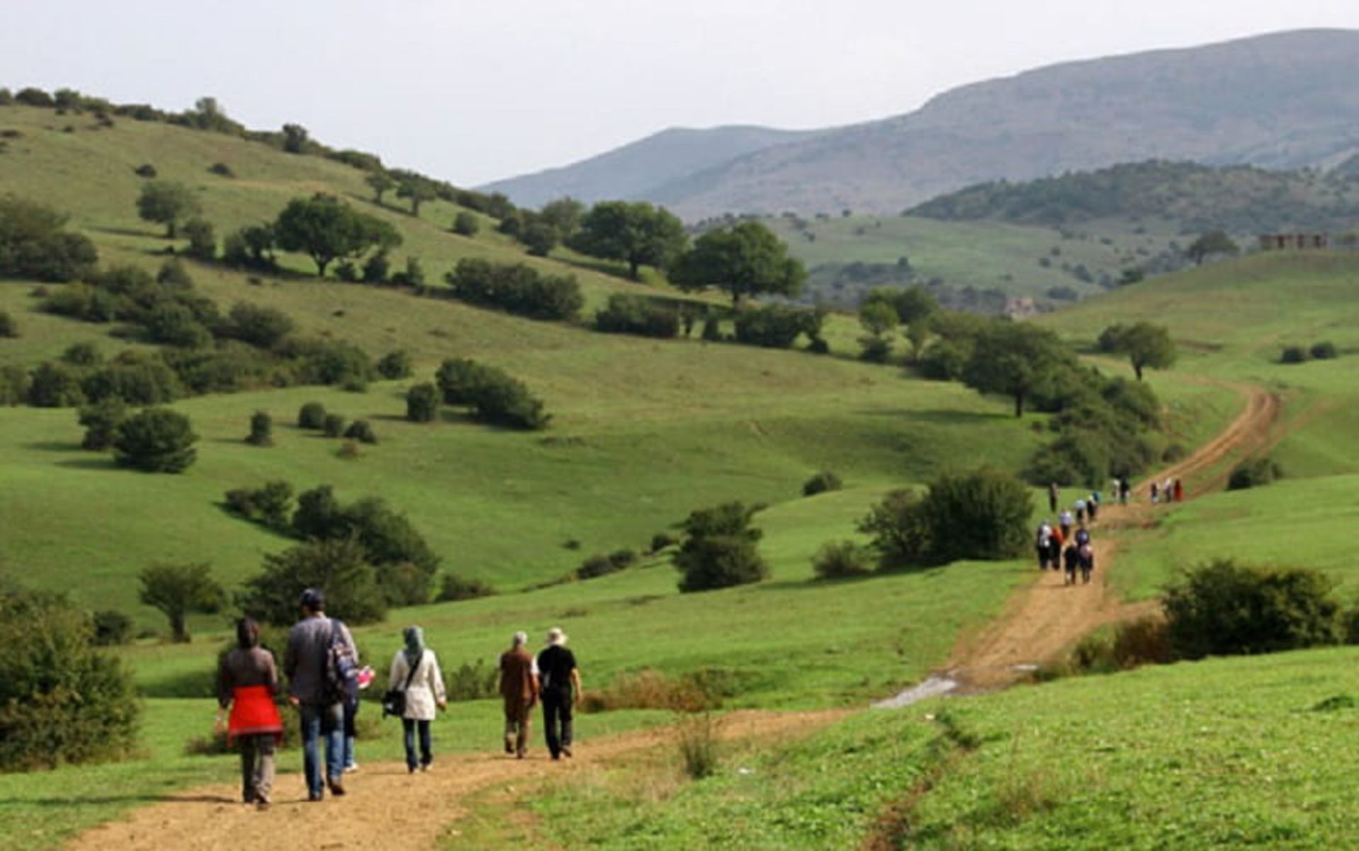 گردشگران در راه روستای داماش