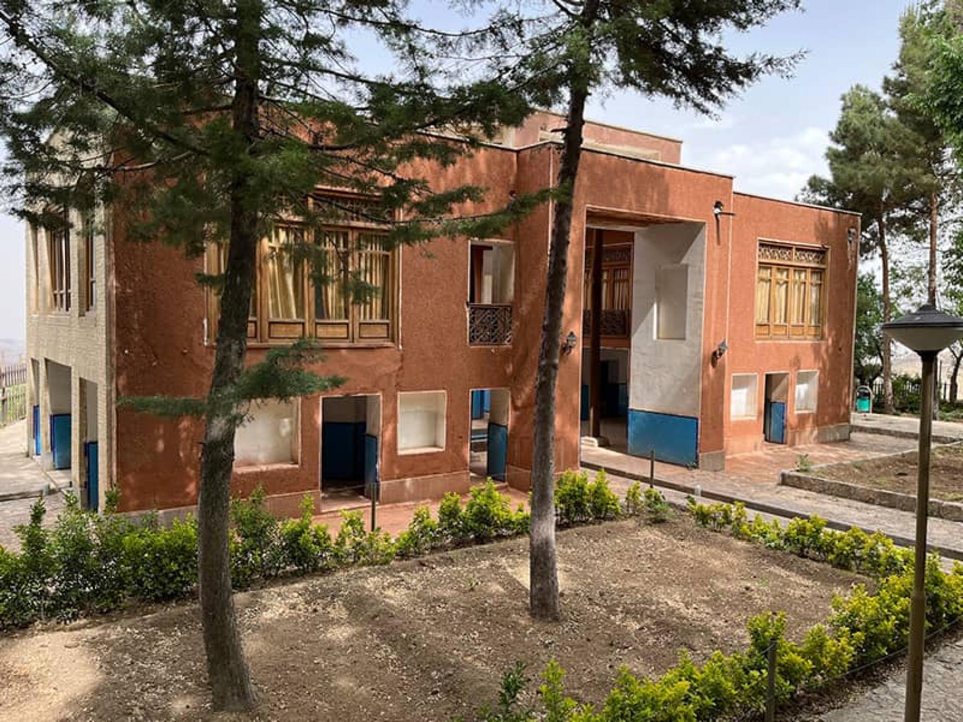 عمارتی دو طبقه با آجرهای قرمز