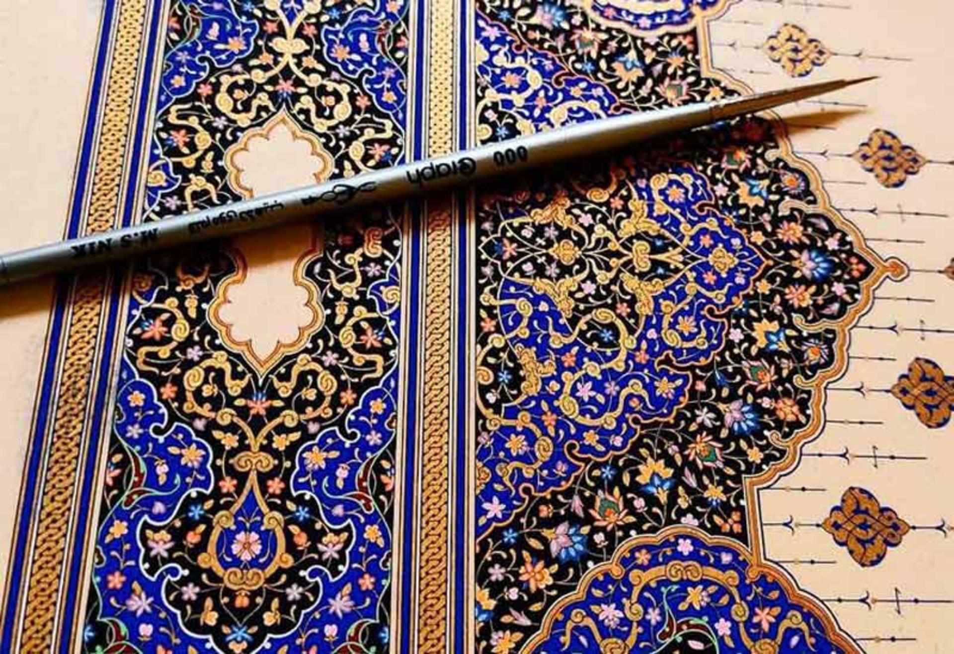 قلم تذهیب روی ورقه تذهیب کاری با زمینه آبی